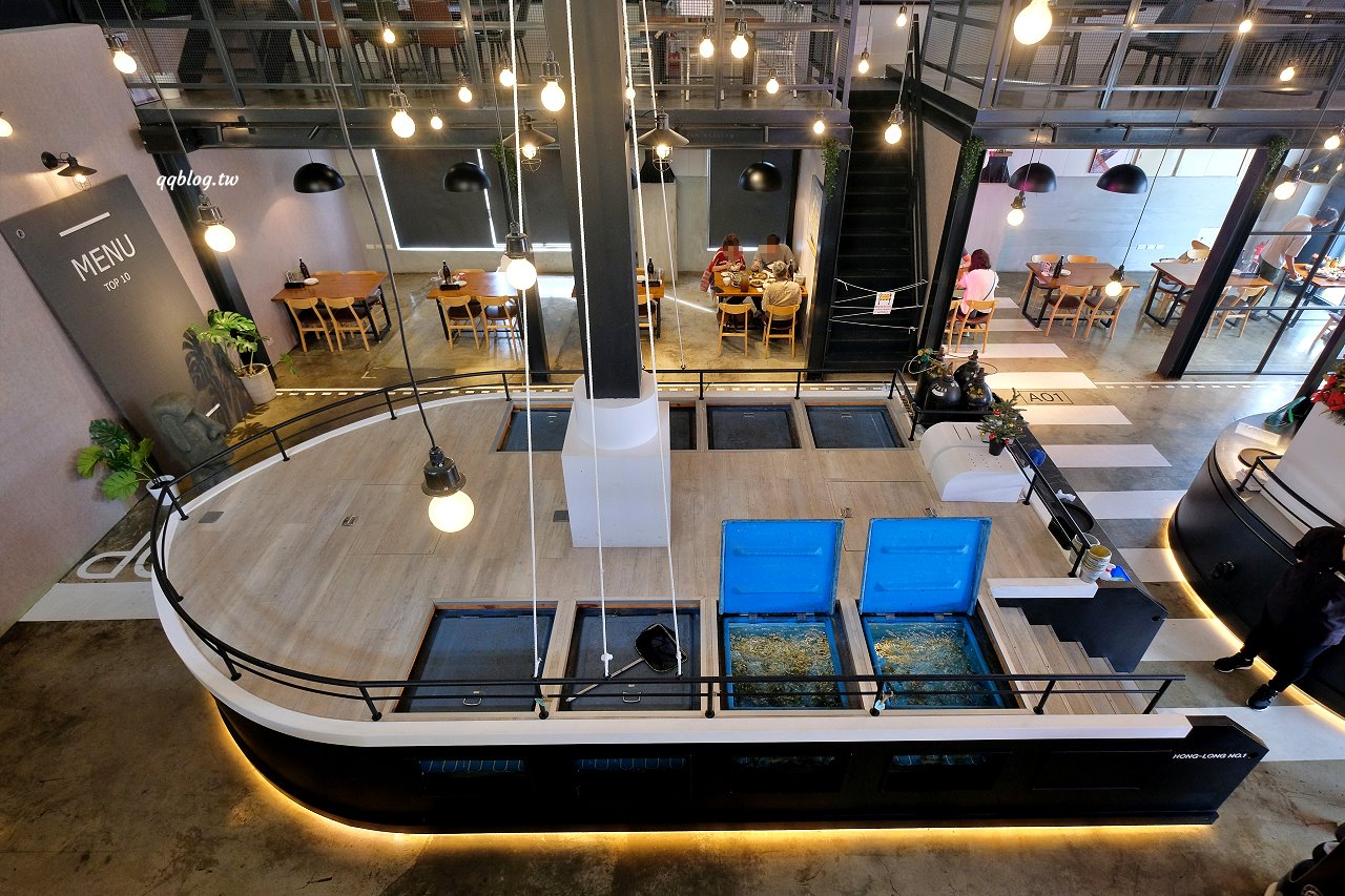 台中北屯︱鴻龍宴餐廳．浮誇系活蝦料理餐廳，把整艘船都開進餐廳裡了 @QQ的懶骨頭