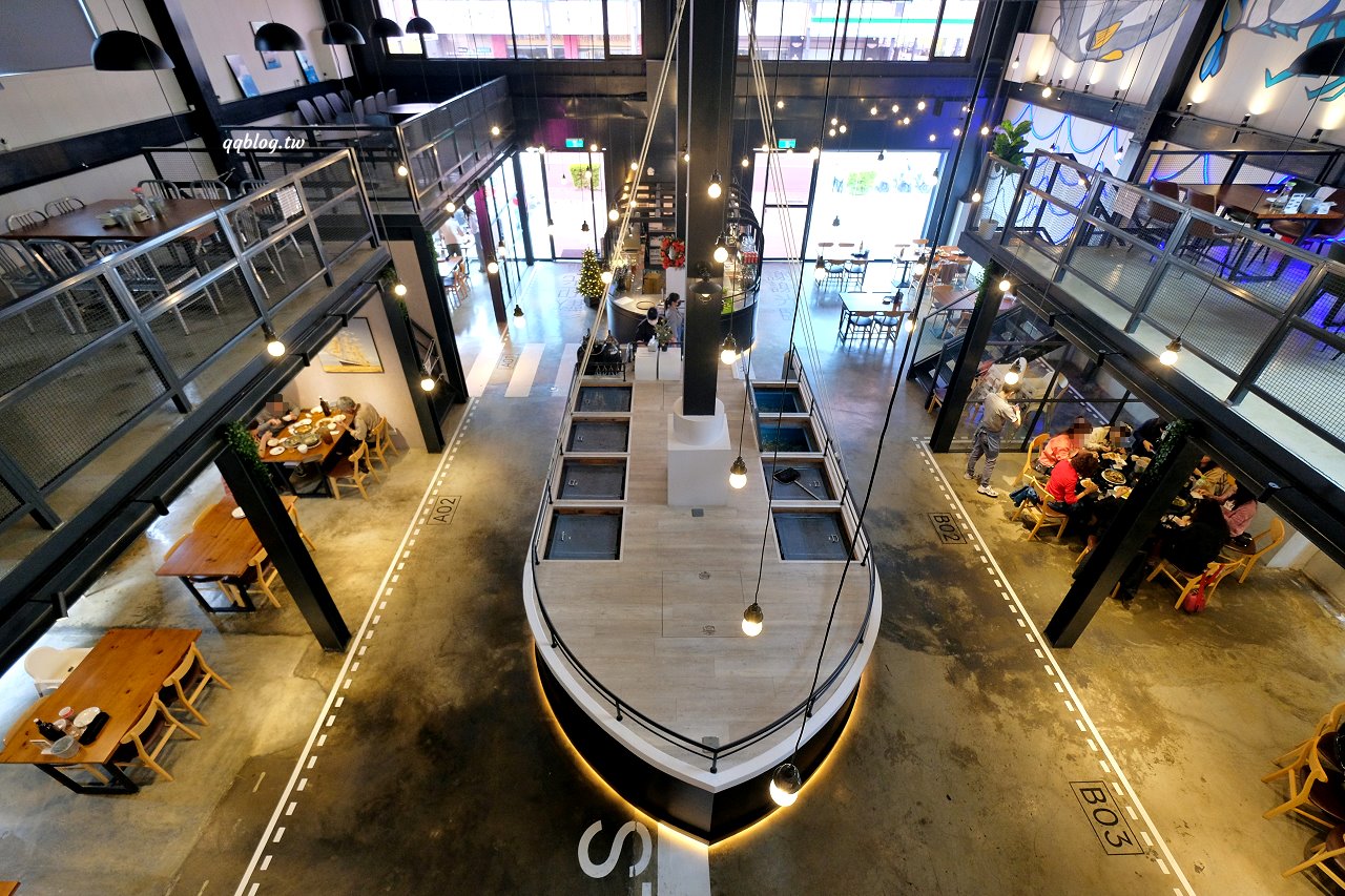 台中北屯︱鴻龍宴餐廳．浮誇系活蝦料理餐廳，把整艘船都開進餐廳裡了 @QQ的懶骨頭