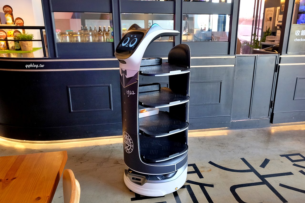 台中北屯︱鴻龍宴餐廳．浮誇系活蝦料理餐廳，把整艘船都開進餐廳裡了 @QQ的懶骨頭