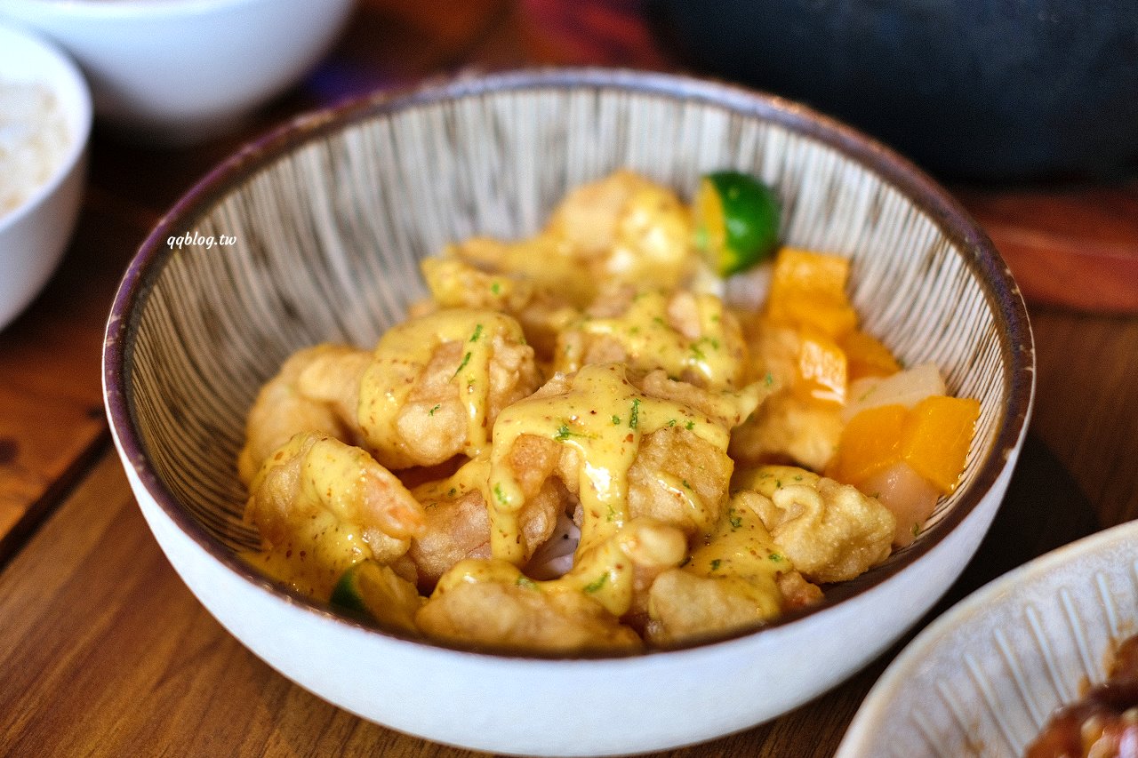 台中北屯︱鴻龍宴餐廳．浮誇系活蝦料理餐廳，把整艘船都開進餐廳裡了 @QQ的懶骨頭