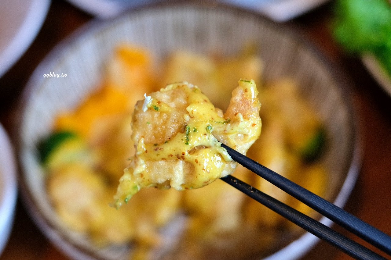 台中北屯︱鴻龍宴餐廳．浮誇系活蝦料理餐廳，把整艘船都開進餐廳裡了 @QQ的懶骨頭