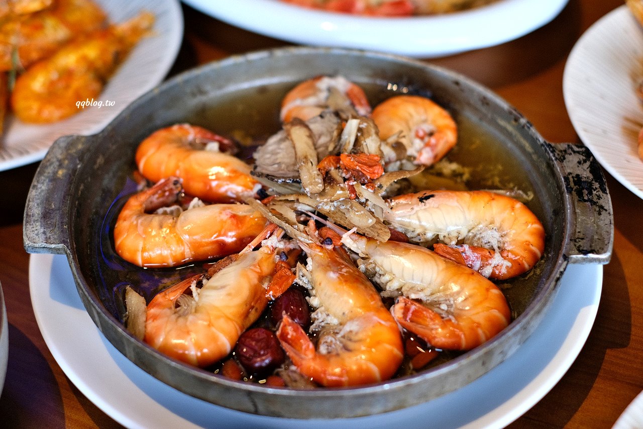 台中北屯︱鴻龍宴餐廳．浮誇系活蝦料理餐廳，把整艘船都開進餐廳裡了 @QQ的懶骨頭