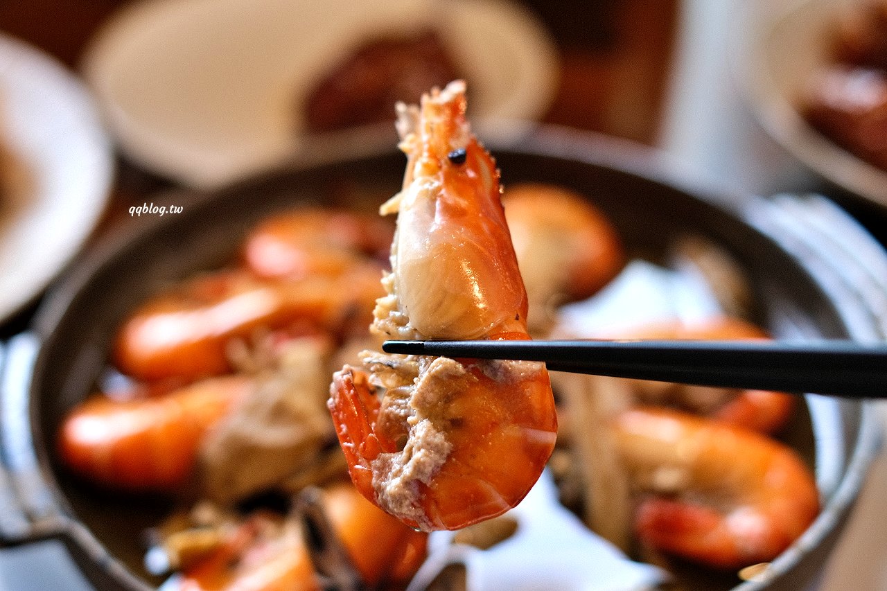 台中北屯︱鴻龍宴餐廳．浮誇系活蝦料理餐廳，把整艘船都開進餐廳裡了 @QQ的懶骨頭