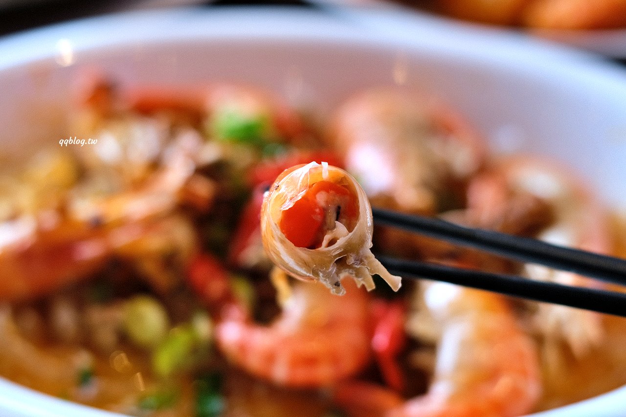 台中北屯︱鴻龍宴餐廳．浮誇系活蝦料理餐廳，把整艘船都開進餐廳裡了 @QQ的懶骨頭