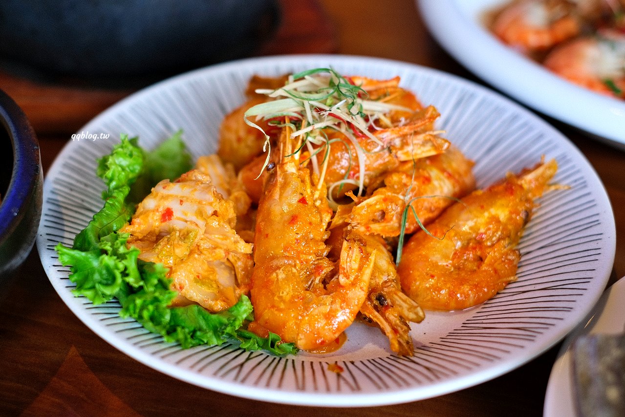 台中北屯︱鴻龍宴餐廳．浮誇系活蝦料理餐廳，把整艘船都開進餐廳裡了 @QQ的懶骨頭