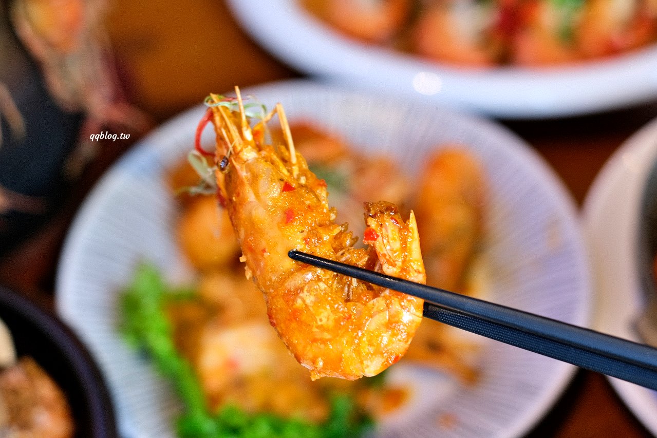 台中北屯︱鴻龍宴餐廳．浮誇系活蝦料理餐廳，把整艘船都開進餐廳裡了 @QQ的懶骨頭