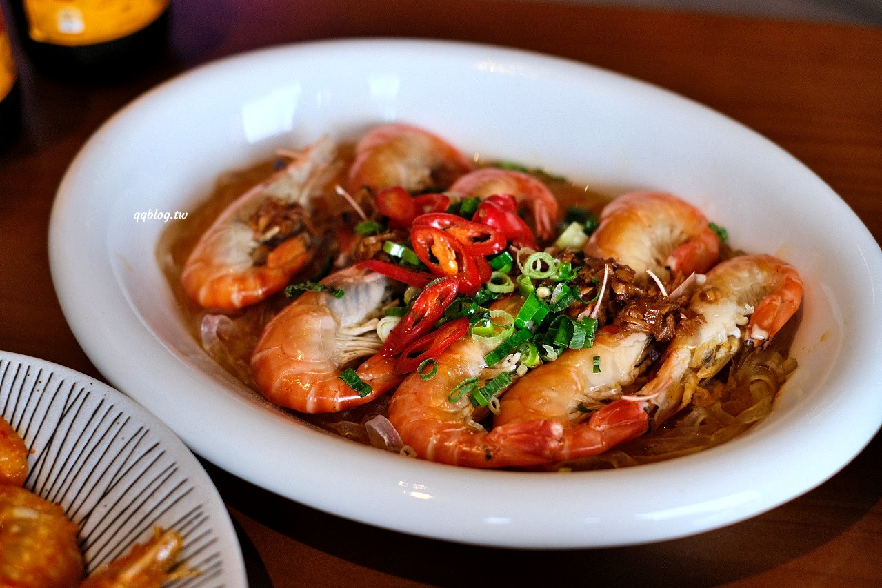台中北屯︱鴻龍宴餐廳．浮誇系活蝦料理餐廳，把整艘船都開進餐廳裡了 @QQ的懶骨頭