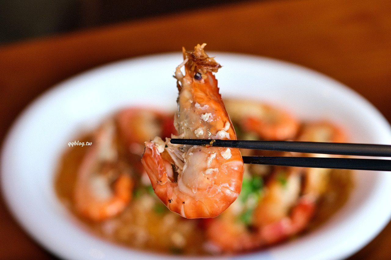 台中北屯︱鴻龍宴餐廳．浮誇系活蝦料理餐廳，把整艘船都開進餐廳裡了 @QQ的懶骨頭