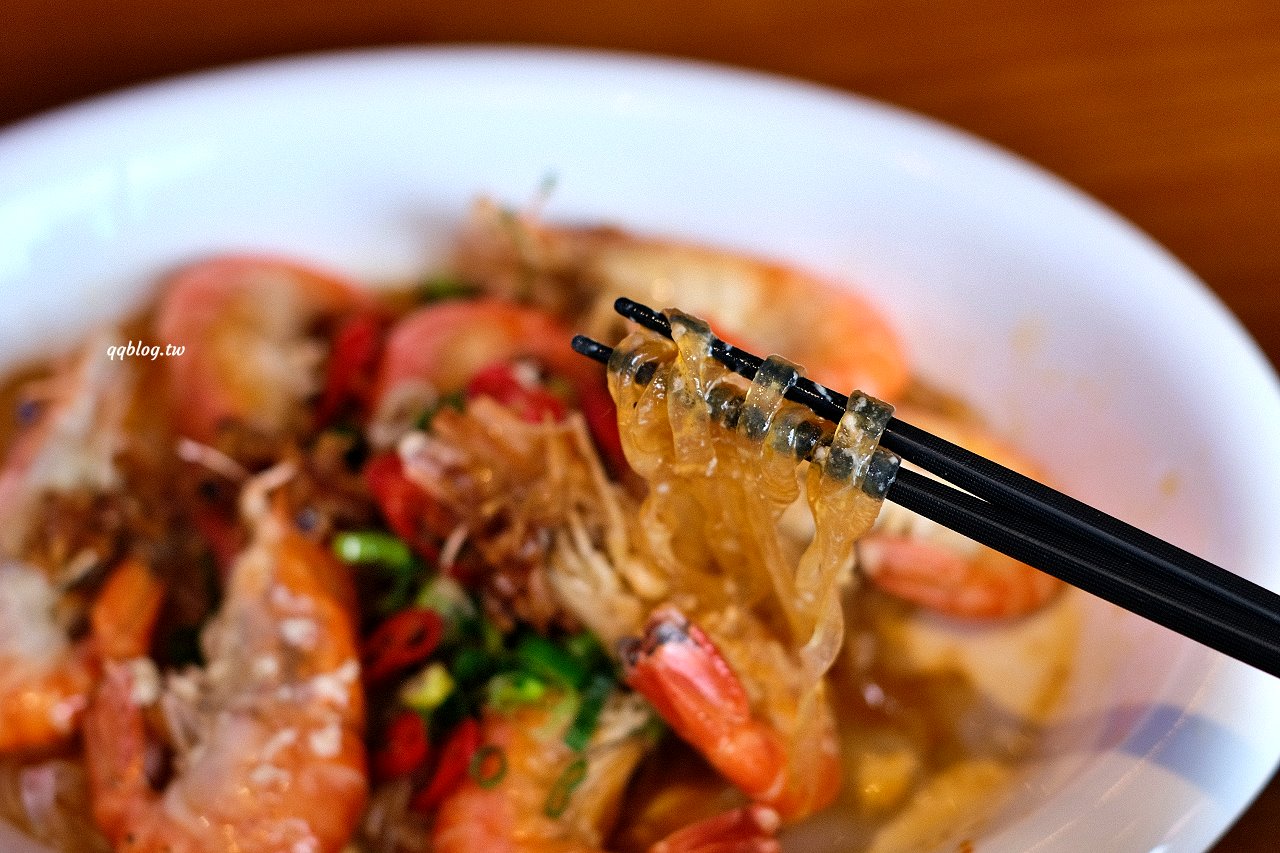 台中北屯︱鴻龍宴餐廳．浮誇系活蝦料理餐廳，把整艘船都開進餐廳裡了 @QQ的懶骨頭