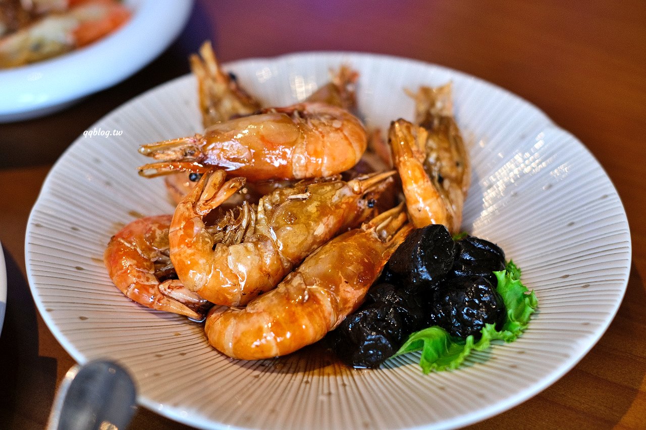 台中北屯︱鴻龍宴餐廳．浮誇系活蝦料理餐廳，把整艘船都開進餐廳裡了 @QQ的懶骨頭