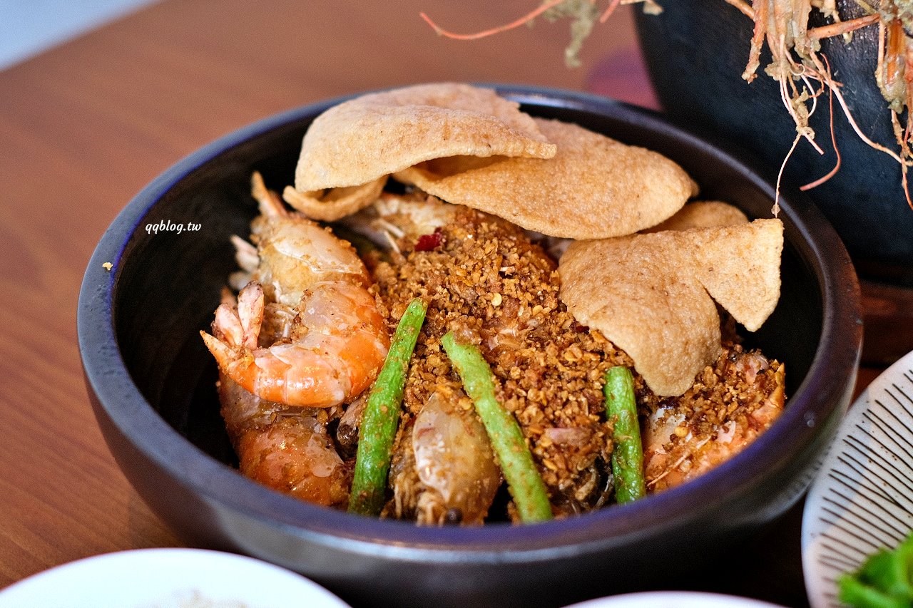 台中北屯︱鴻龍宴餐廳．浮誇系活蝦料理餐廳，把整艘船都開進餐廳裡了 @QQ的懶骨頭