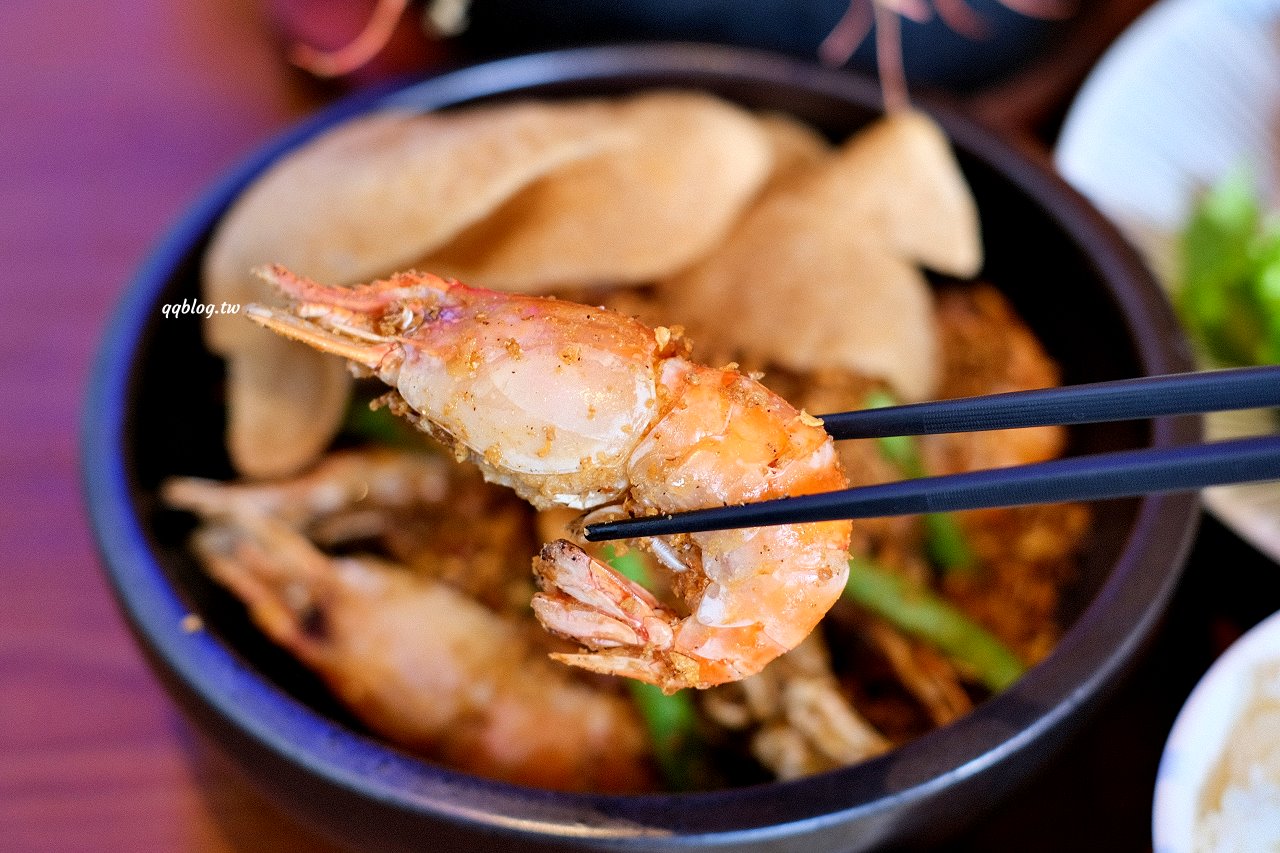 台中北屯︱鴻龍宴餐廳．浮誇系活蝦料理餐廳，把整艘船都開進餐廳裡了 @QQ的懶骨頭