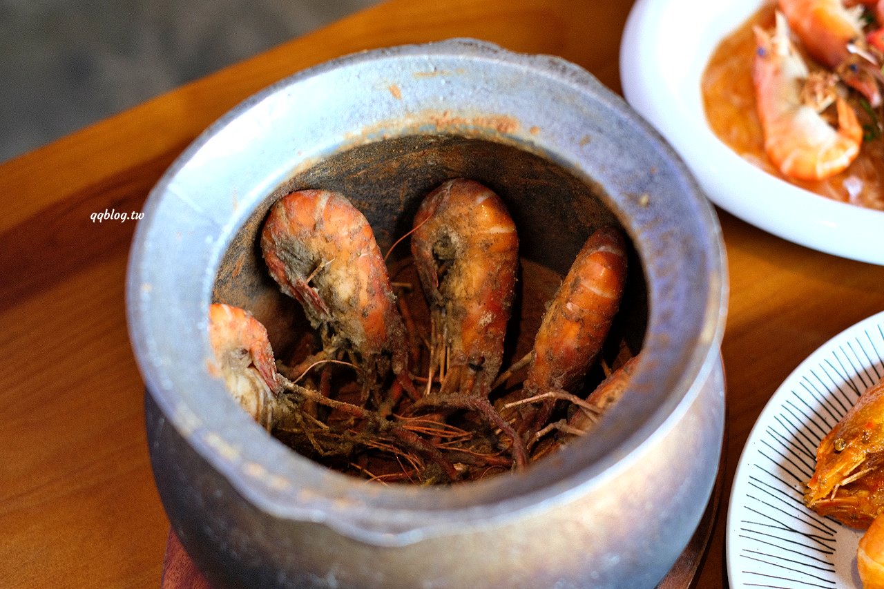 台中北屯︱鴻龍宴餐廳．浮誇系活蝦料理餐廳，把整艘船都開進餐廳裡了 @QQ的懶骨頭