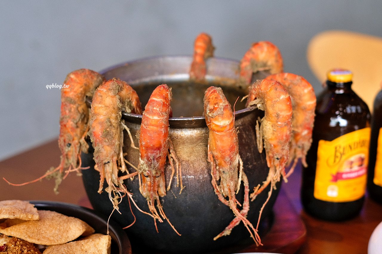 台中北屯︱鴻龍宴餐廳．浮誇系活蝦料理餐廳，把整艘船都開進餐廳裡了 @QQ的懶骨頭