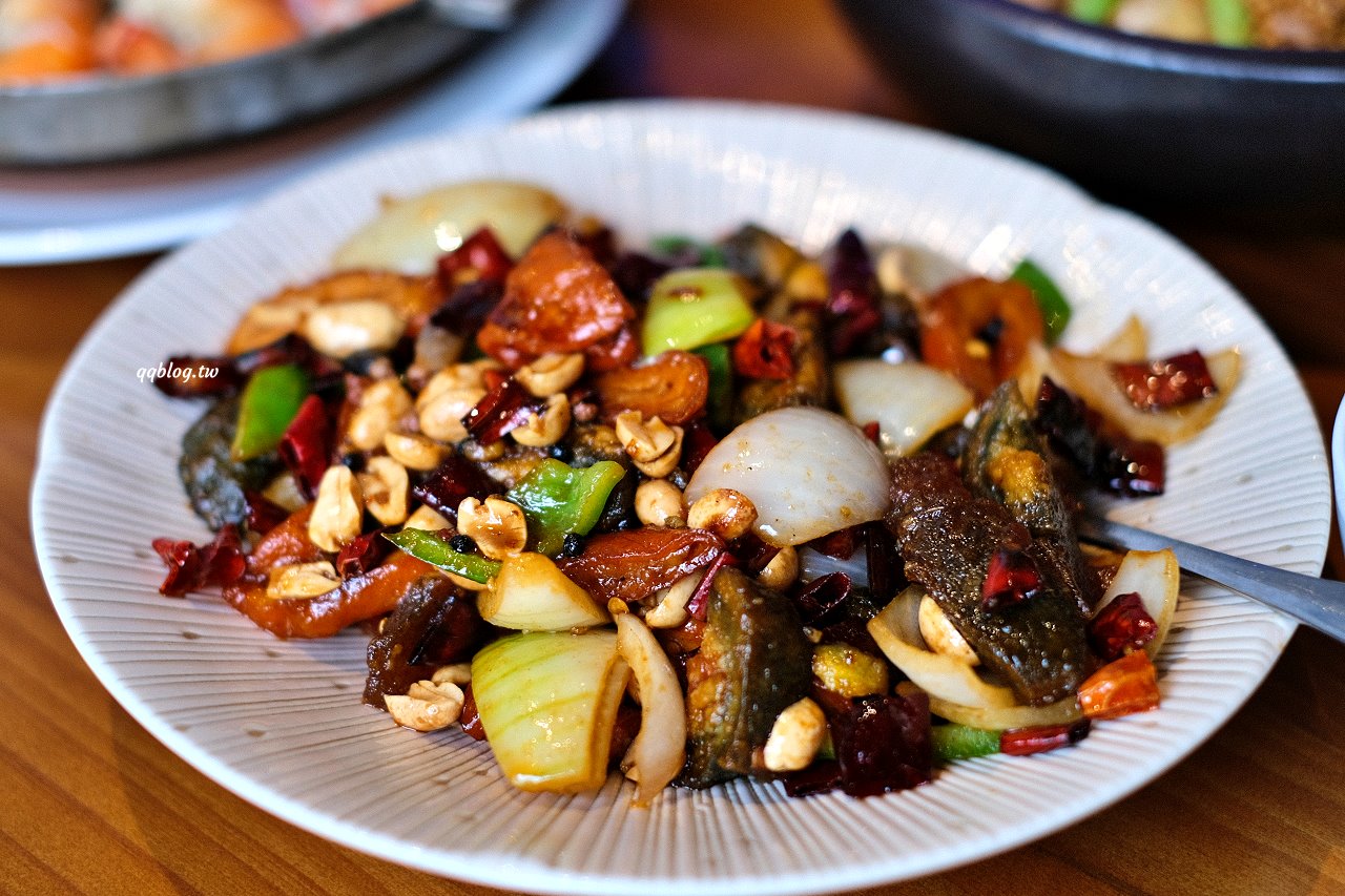台中北屯︱鴻龍宴餐廳．浮誇系活蝦料理餐廳，把整艘船都開進餐廳裡了 @QQ的懶骨頭