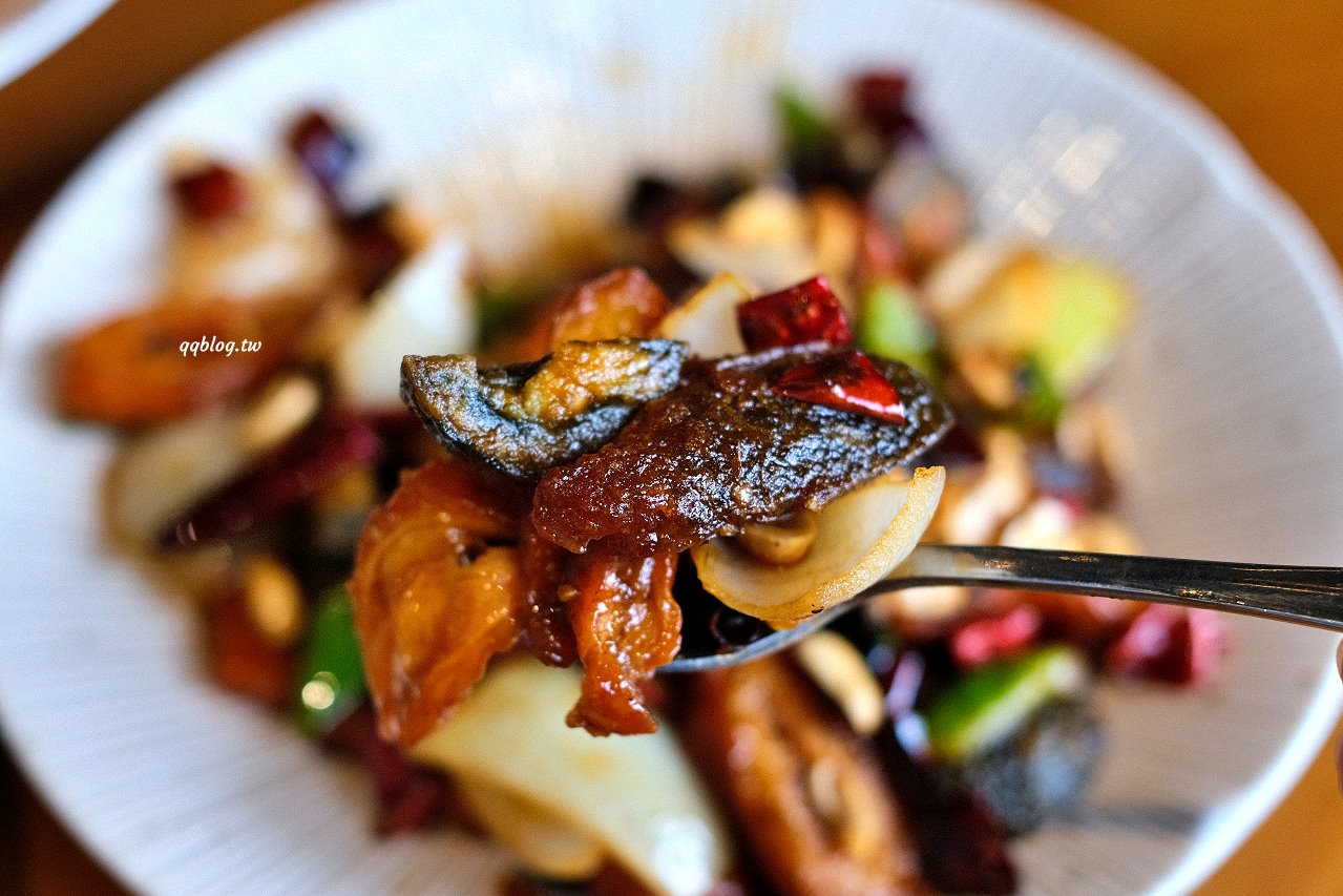 台中北屯︱鴻龍宴餐廳．浮誇系活蝦料理餐廳，把整艘船都開進餐廳裡了 @QQ的懶骨頭