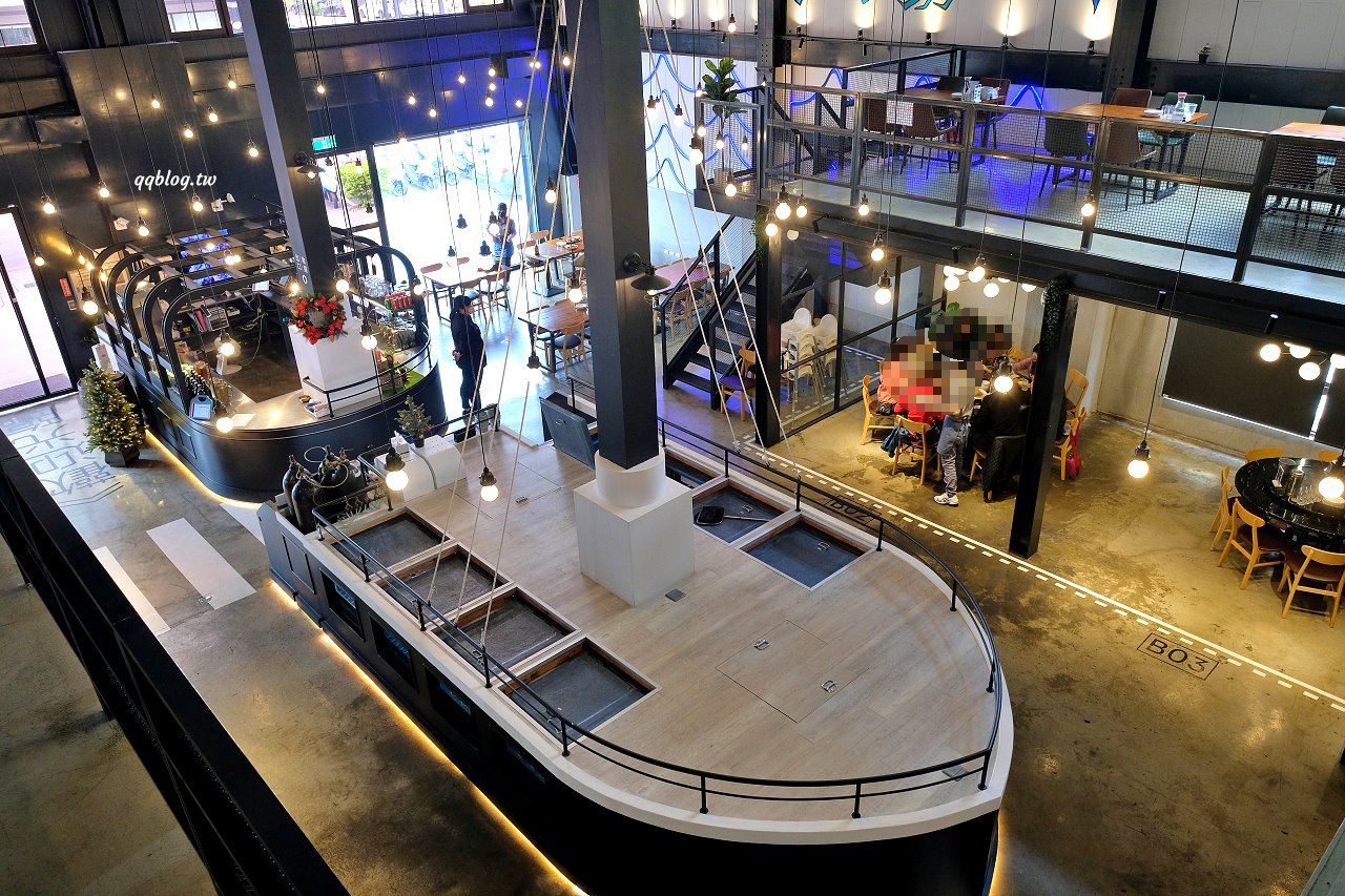 台中北屯︱鴻龍宴餐廳．浮誇系活蝦料理餐廳，把整艘船都開進餐廳裡了 @QQ的懶骨頭