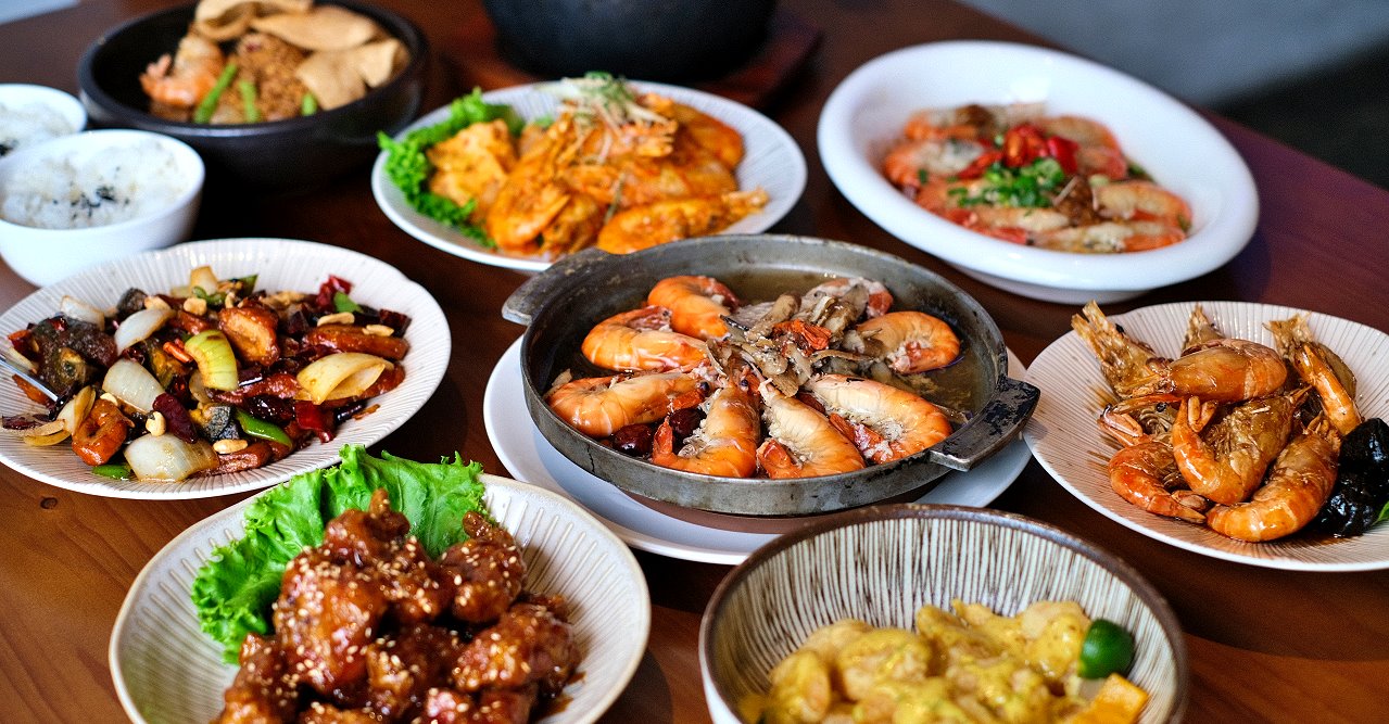 台中北屯︱鴻龍宴餐廳．浮誇系活蝦料理餐廳，把整艘船都開進餐廳裡了 @QQ的懶骨頭