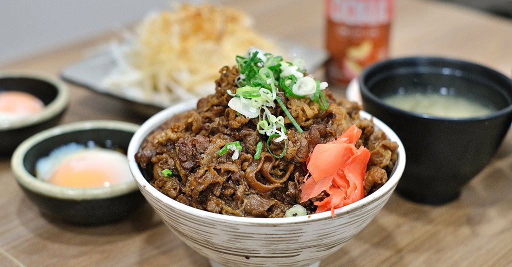 台中豐原︱汍樂滿盛燒肉丼 豐原總店．直火炙燒滿滿香氣，滿滿肉山超滿足 @QQ的懶骨頭