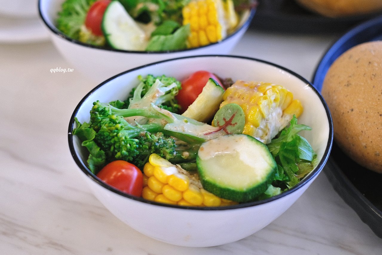 台中龍井︱樂丘廚房．東海人氣餐廳，餐點選擇性多，也是個適合拍照打卡的網美店 @QQ的懶骨頭