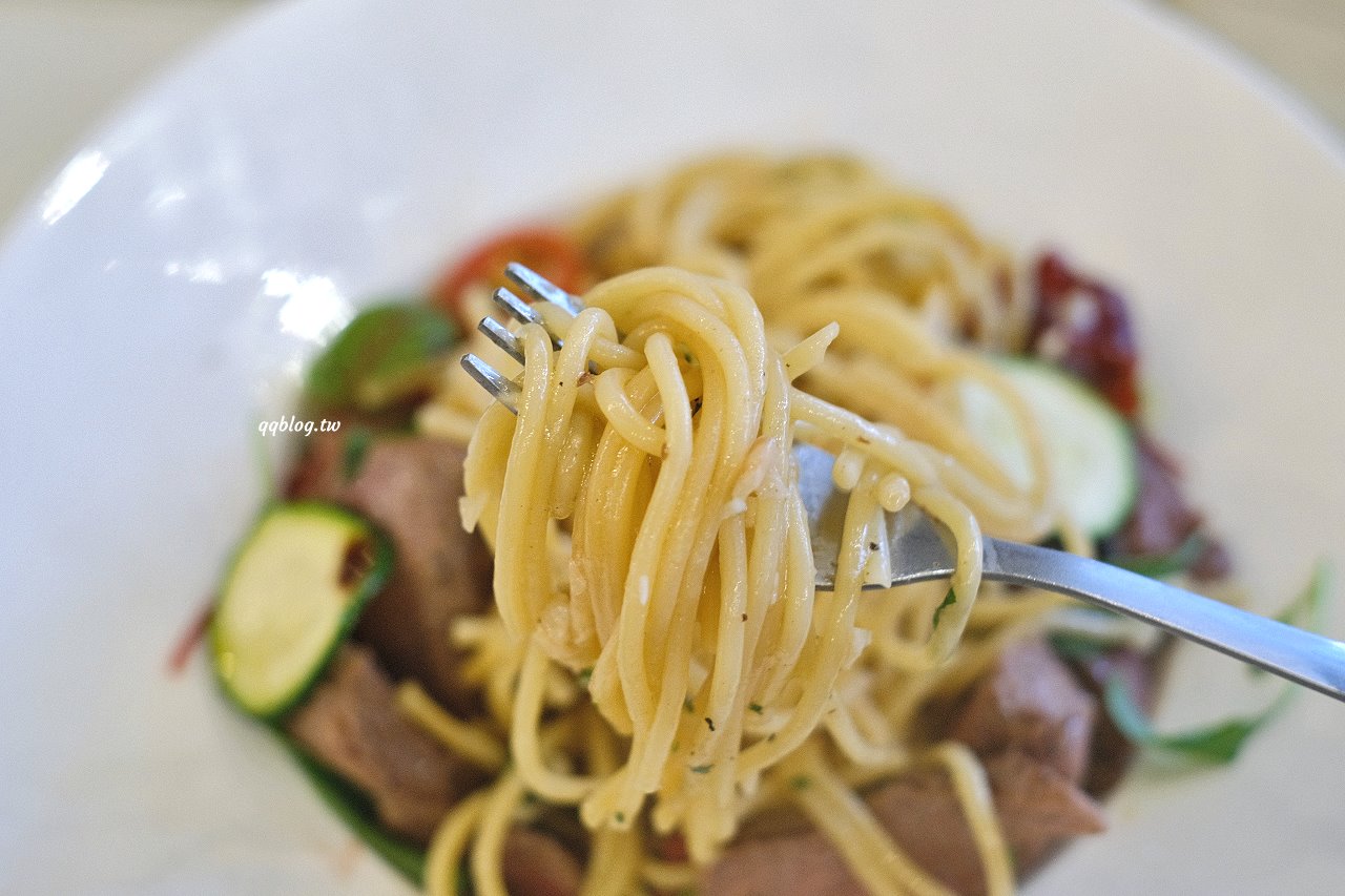 台中龍井︱樂丘廚房．東海人氣餐廳，餐點選擇性多，也是個適合拍照打卡的網美店 @QQ的懶骨頭