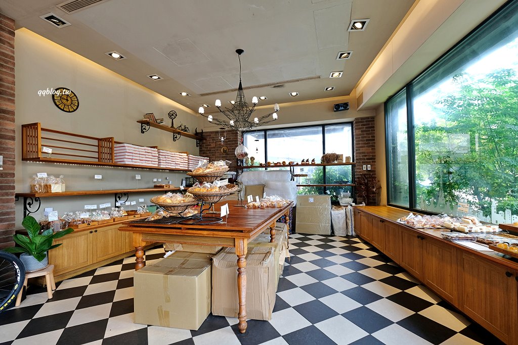 台中北區︱Le&#8217;bois 拉波兒麵包店．老闆師承野上智寬師傅，蔥麵包軟Q蔥味濃，蛋黃酥香甜綿密不膩口 @QQ的懶骨頭