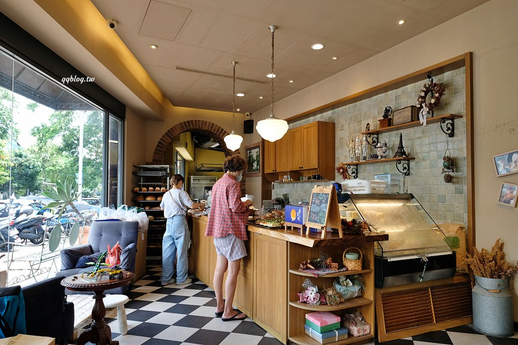 台中北區︱Le&#8217;bois 拉波兒麵包店．老闆師承野上智寬師傅，蔥麵包軟Q蔥味濃，蛋黃酥香甜綿密不膩口 @QQ的懶骨頭