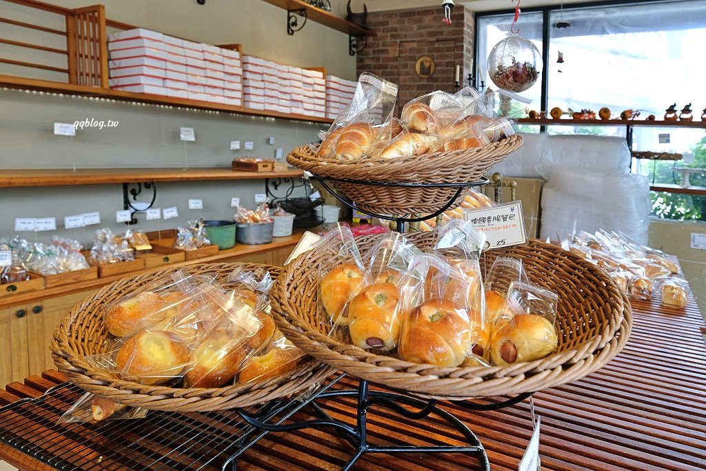 台中北區︱Le&#8217;bois 拉波兒麵包店．老闆師承野上智寬師傅，蔥麵包軟Q蔥味濃，蛋黃酥香甜綿密不膩口 @QQ的懶骨頭