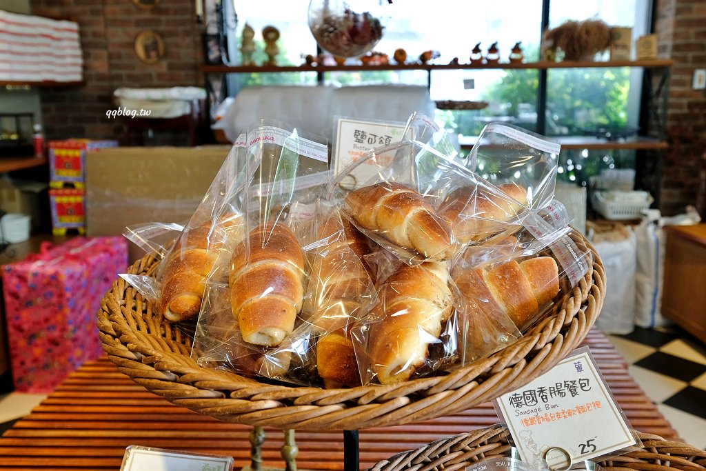 台中北區︱Le&#8217;bois 拉波兒麵包店．老闆師承野上智寬師傅，蔥麵包軟Q蔥味濃，蛋黃酥香甜綿密不膩口 @QQ的懶骨頭