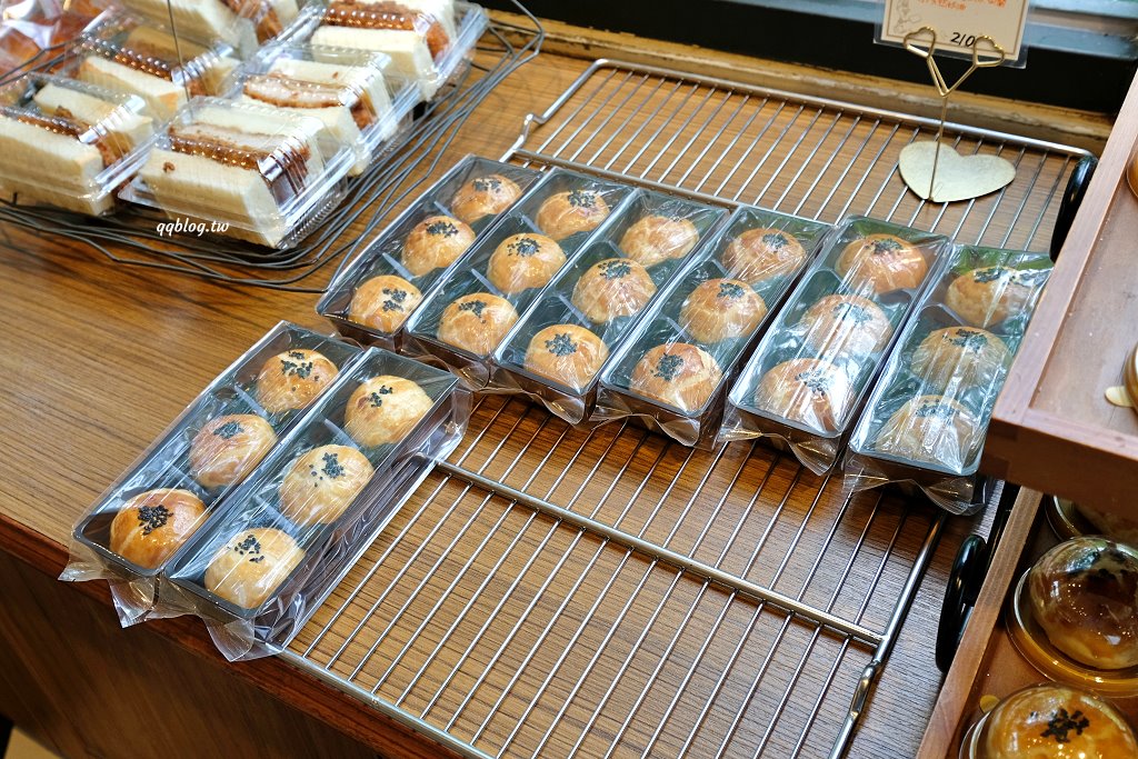 台中北區︱Le&#8217;bois 拉波兒麵包店．老闆師承野上智寬師傅，蔥麵包軟Q蔥味濃，蛋黃酥香甜綿密不膩口 @QQ的懶骨頭