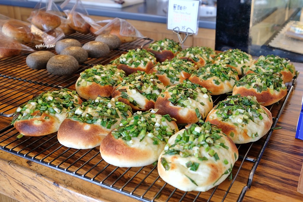 台中北區︱Le&#8217;bois 拉波兒麵包店．老闆師承野上智寬師傅，蔥麵包軟Q蔥味濃，蛋黃酥香甜綿密不膩口 @QQ的懶骨頭