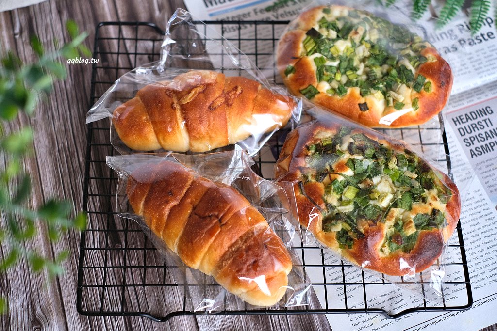 台中北區︱Le&#8217;bois 拉波兒麵包店．老闆師承野上智寬師傅，蔥麵包軟Q蔥味濃，蛋黃酥香甜綿密不膩口 @QQ的懶骨頭