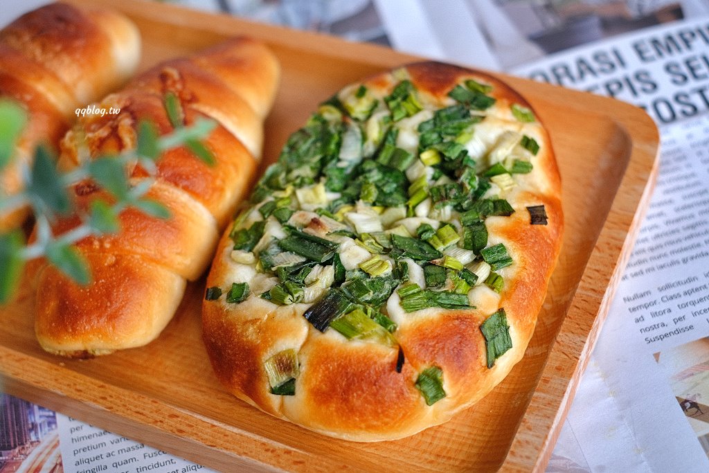 台中北區︱Le&#8217;bois 拉波兒麵包店．老闆師承野上智寬師傅，蔥麵包軟Q蔥味濃，蛋黃酥香甜綿密不膩口 @QQ的懶骨頭