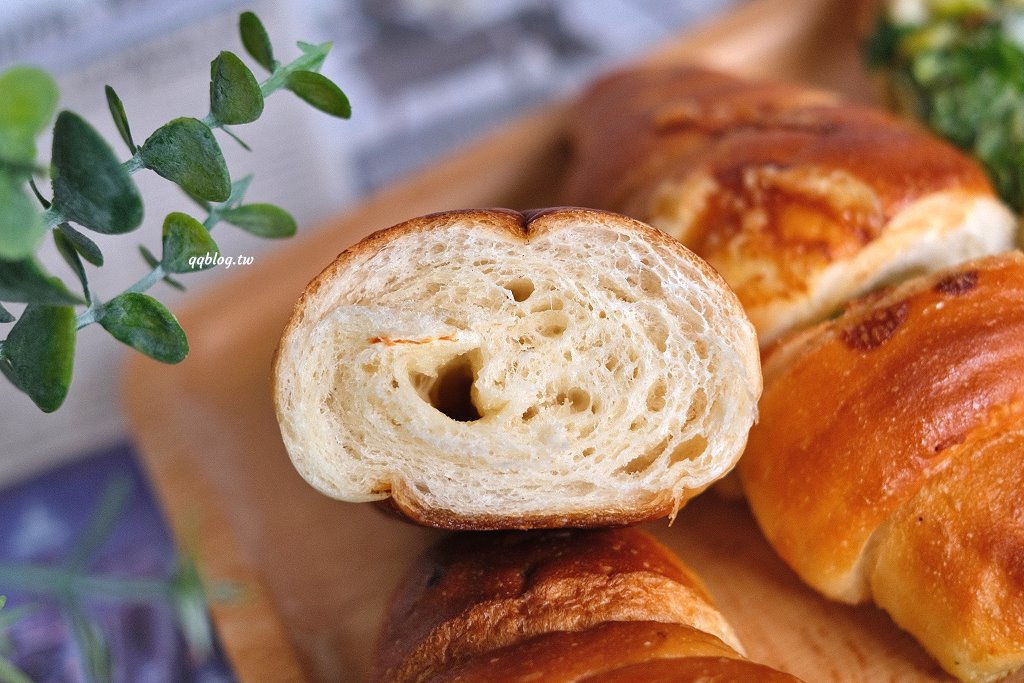 台中北區︱Le&#8217;bois 拉波兒麵包店．老闆師承野上智寬師傅，蔥麵包軟Q蔥味濃，蛋黃酥香甜綿密不膩口 @QQ的懶骨頭