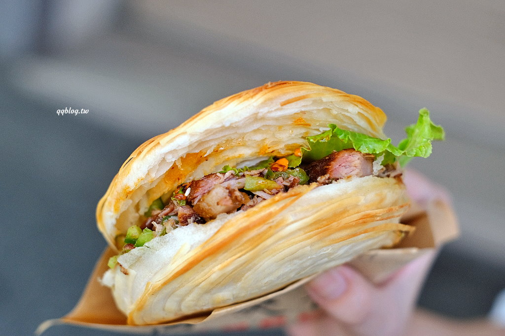 台中北區︱五哥肉夾饃@一中店．酥香餅饃夾著滷肉香，十分有飽足感(已歇業) @QQ的懶骨頭