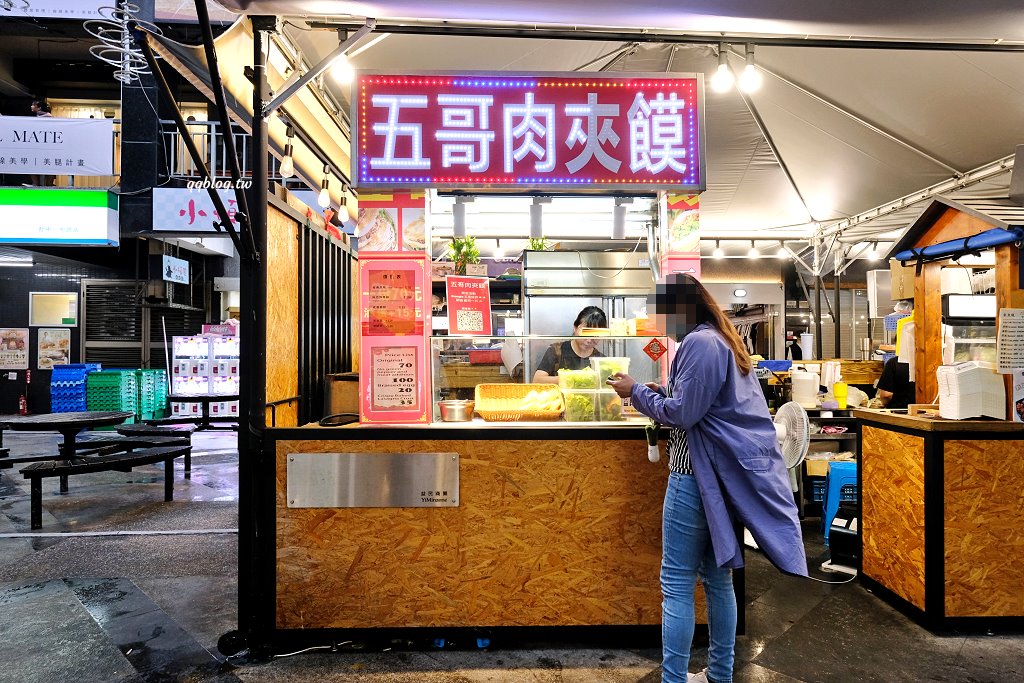 台中北區︱五哥肉夾饃@一中店．酥香餅饃夾著滷肉香，十分有飽足感(已歇業) @QQ的懶骨頭