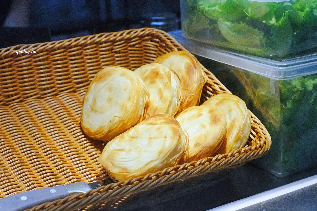 台中北區︱五哥肉夾饃@一中店．酥香餅饃夾著滷肉香，十分有飽足感(已歇業) @QQ的懶骨頭