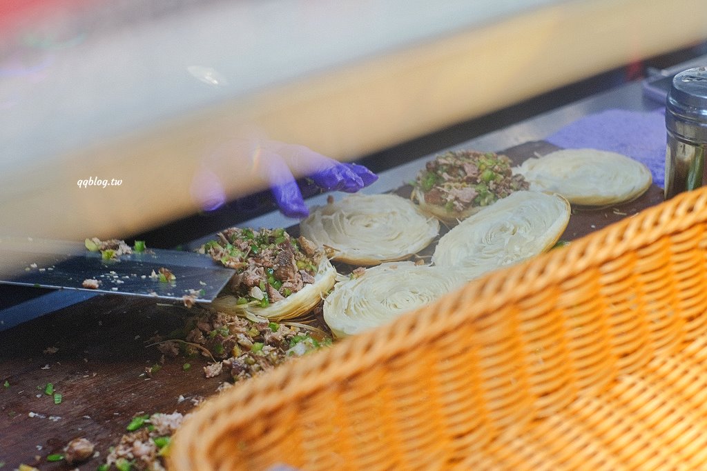 台中北區︱五哥肉夾饃@一中店．酥香餅饃夾著滷肉香，十分有飽足感(已歇業) @QQ的懶骨頭