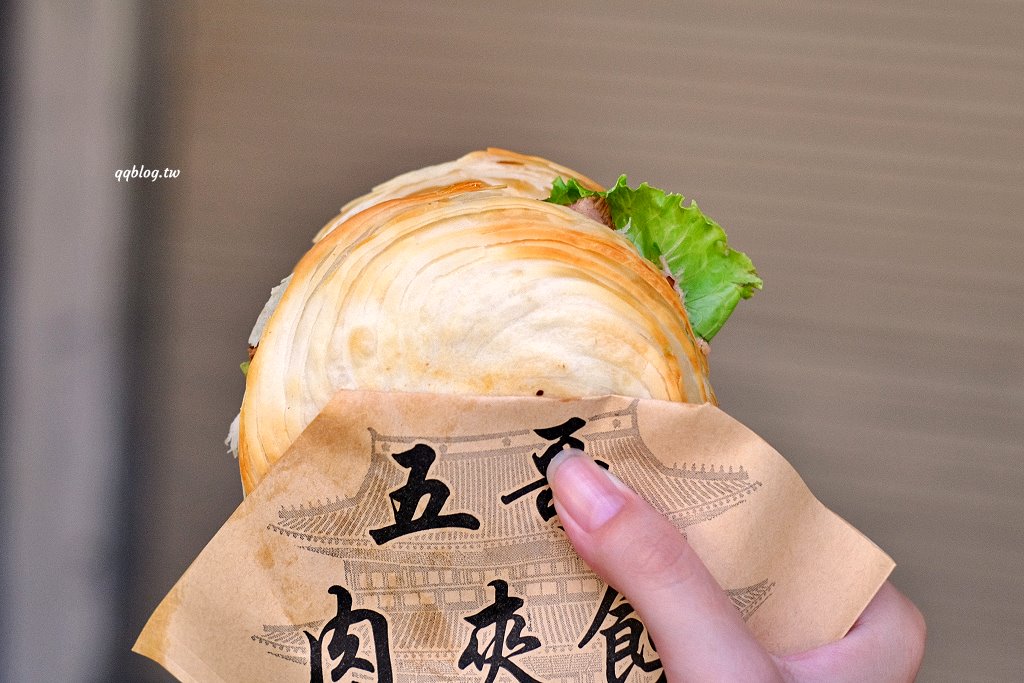 台中北區︱五哥肉夾饃@一中店．酥香餅饃夾著滷肉香，十分有飽足感(已歇業) @QQ的懶骨頭