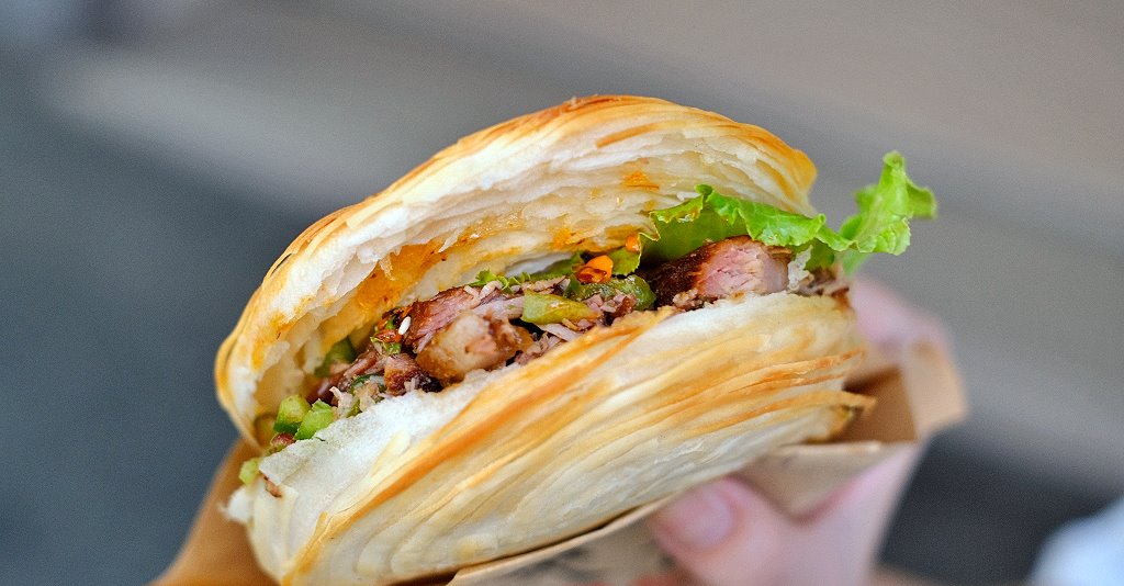 台中北區︱五哥肉夾饃@一中店．酥香餅饃夾著滷肉香，十分有飽足感(已歇業) @QQ的懶骨頭