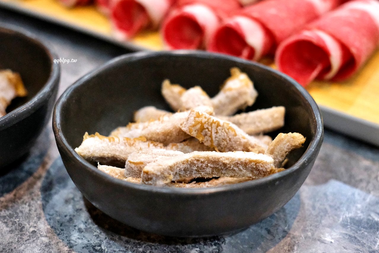 台中豐原︱五鮮級鍋物專賣-豐原白金店．平價火鍋湯底、肉品自由搭配，白飯、飲料吃到飽，營業到凌2:00，夜貓子吃鍋啦 @QQ的懶骨頭