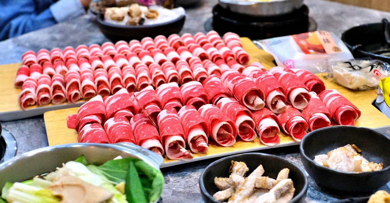 台中豐原︱五鮮級鍋物專賣-豐原白金店．平價火鍋湯底、肉品自由搭配，白飯、飲料吃到飽，營業到凌2:00，夜貓子吃鍋啦 @QQ的懶骨頭