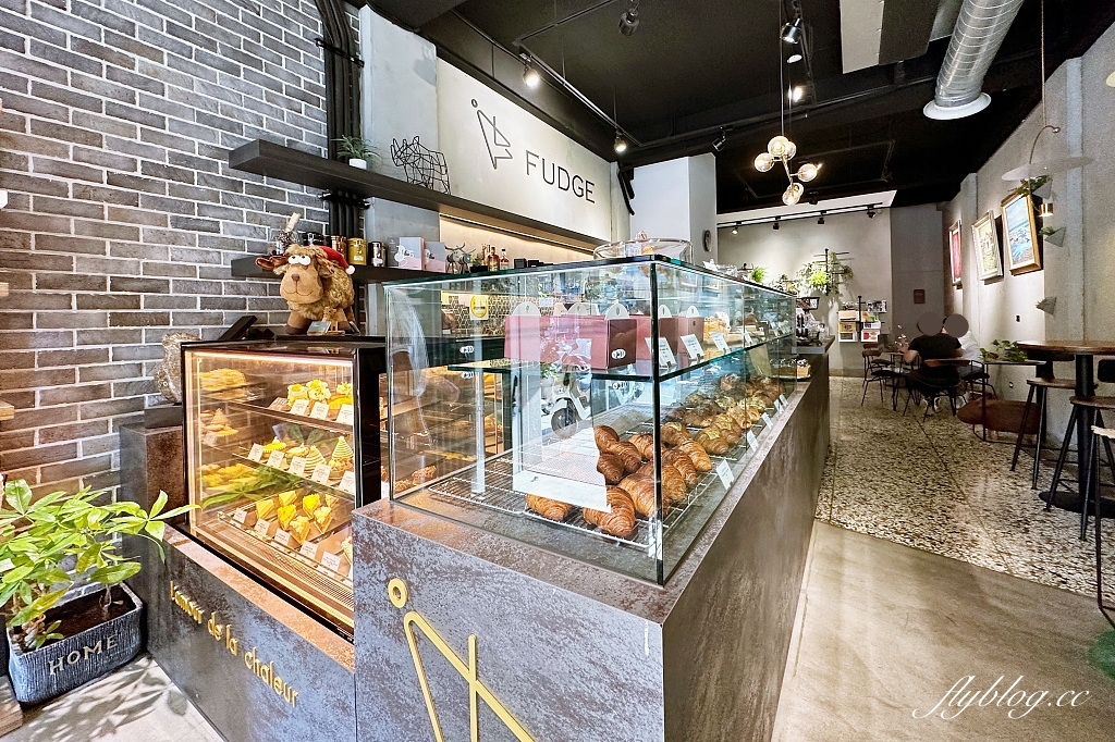 台中沙鹿︱法奇甜點 FUDGE．藍帶廚藝學院甜點師的人氣甜點店，可頌口味選擇多，海線甜點店推薦 @QQ的懶骨頭