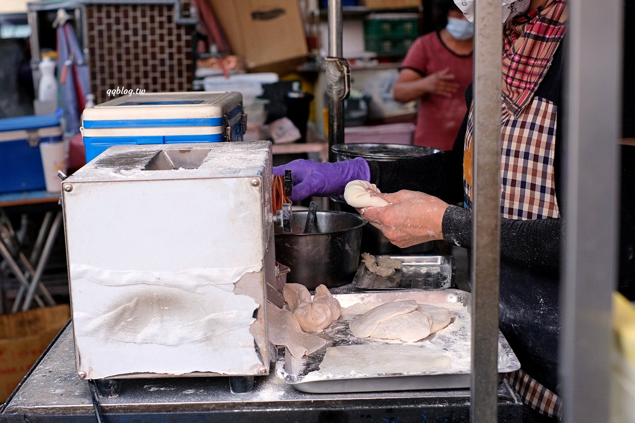 台中大雅︱不一樣餡餅．飽滿厚實又鮮嫩多汁，現點現包現煎口感好，下午茶點心來一份超滿足 @QQ的懶骨頭