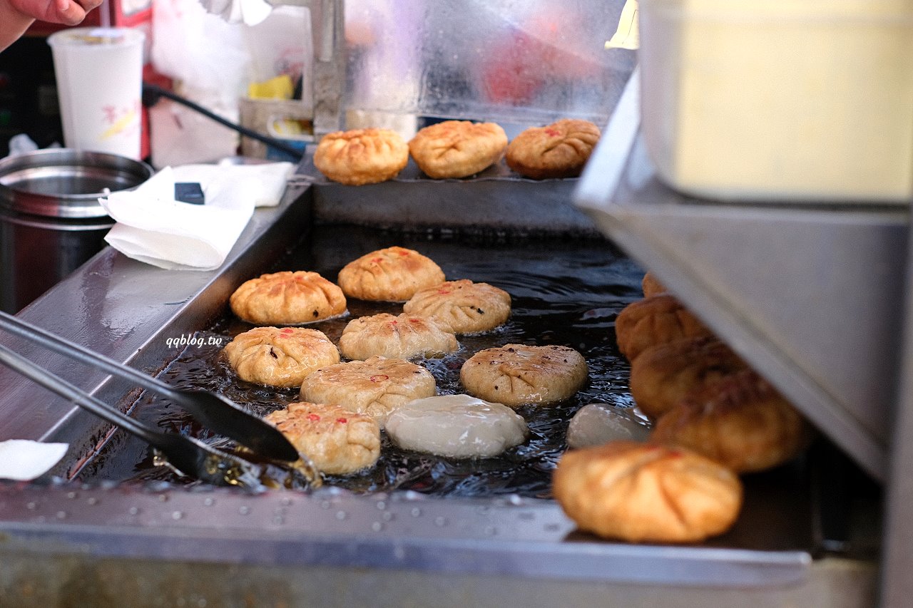 台中大雅︱不一樣餡餅．飽滿厚實又鮮嫩多汁，現點現包現煎口感好，下午茶點心來一份超滿足 @QQ的懶骨頭