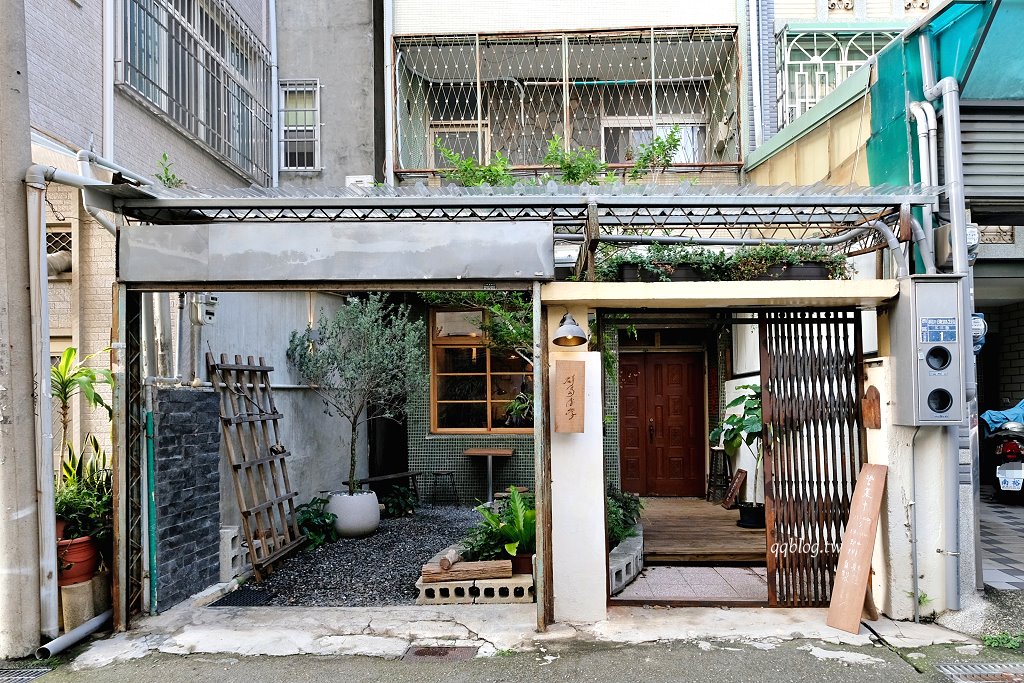 台中西區︱群島李季.從網路起家到現在有店面的老宅甜點,戚風蛋糕很推~ @QQ的懶骨頭 台中西區︱群島李季.從網路起家到現在有店面的老宅甜點,戚風蛋糕很推~ @QQ的懶骨頭