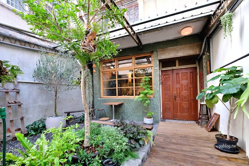 台中西區︱群島李季．從網路起家到現在有店面的老宅甜點，戚風蛋糕很推~ @QQ的懶骨頭