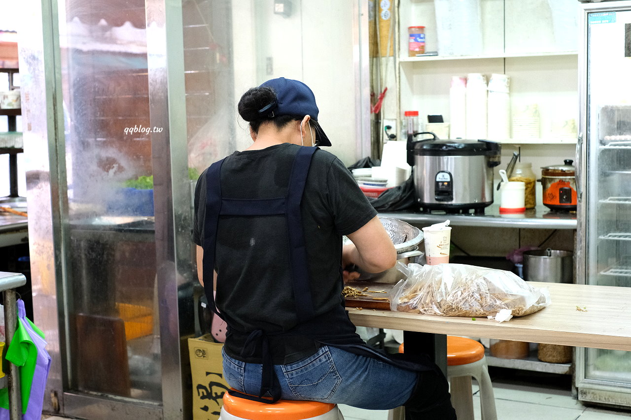 台中東勢︱東勢鮮蝦大餛飩．大size鮮蝦餛飩口味好，小菜、米糕、排骨酥麵也是不能錯過 @QQ的懶骨頭