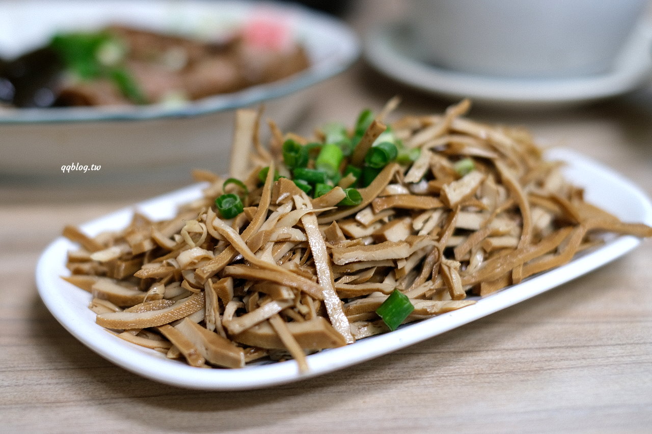 台中東勢︱東勢鮮蝦大餛飩．大size鮮蝦餛飩口味好，小菜、米糕、排骨酥麵也是不能錯過 @QQ的懶骨頭