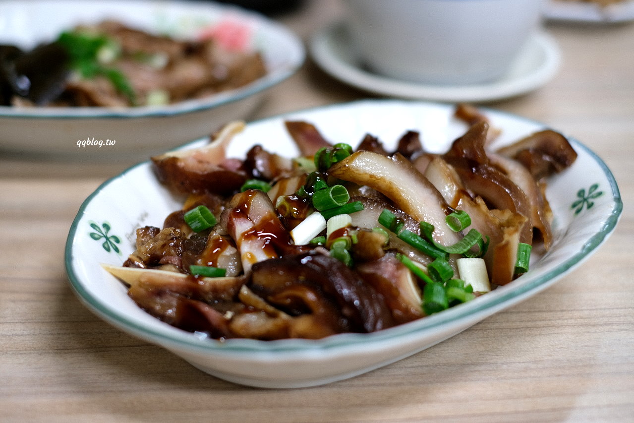 台中東勢︱東勢鮮蝦大餛飩．大size鮮蝦餛飩口味好，小菜、米糕、排骨酥麵也是不能錯過 @QQ的懶骨頭